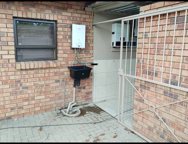 3 BEDROOM FREEHOLD FOR SALE IN OOS EINDE
